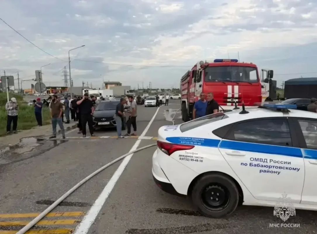 Ещё кадры с места ДТП на ж/д переезде в Бабаюртовском районе, где столкнулись пассажирский поезд, следовавший по маршруту Дербент-Москва, и «КамАЗ»