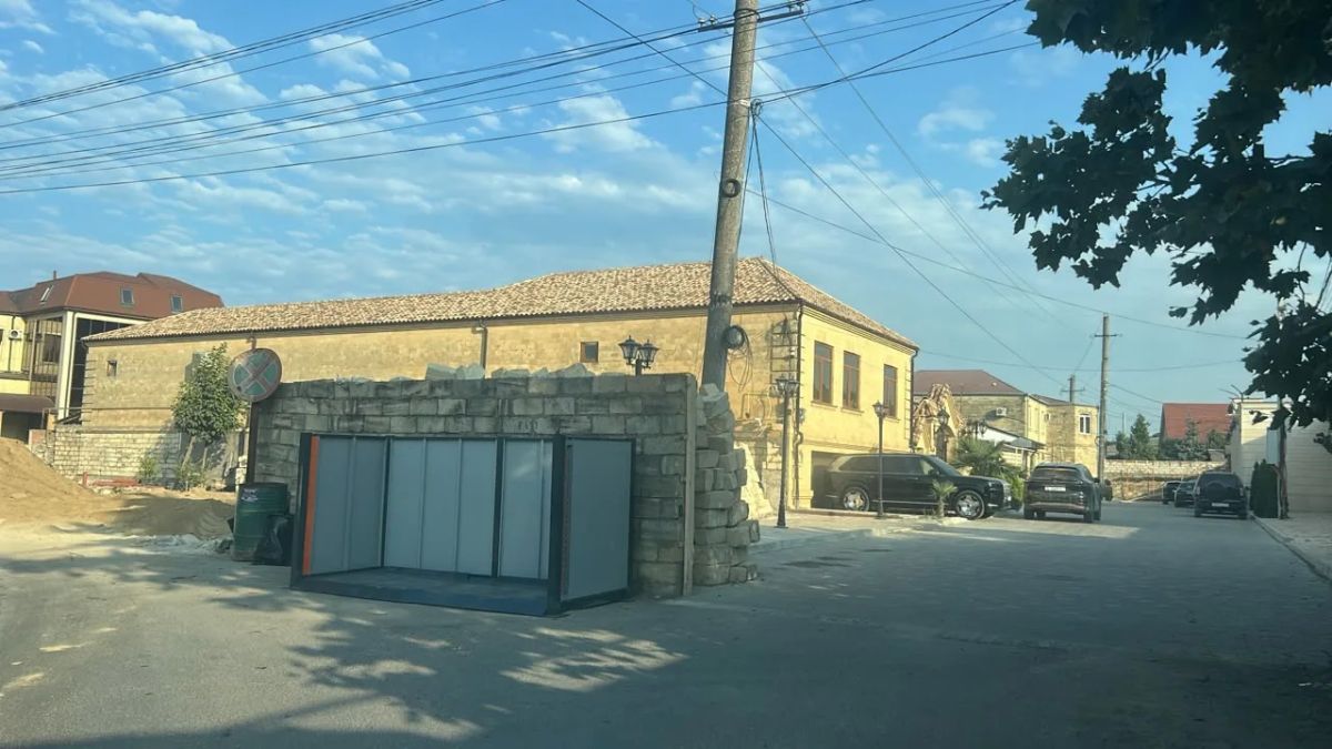 В Дербенте устанавливают контейнерные площадки нового образца для сбора твердых коммунальных отходов