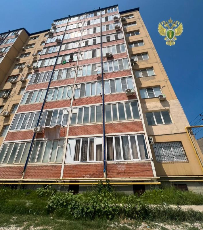 Прокуратурой Каспийска поставлены на контроль ход и результаты процессуальной проверки по факту падения малолетнего ребенка из окна многоквартирного дома