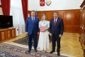 Врио главы Дагестана Фёдор Щукин вручил 150-тысячный диплом с отличием выпускнице Дагестанского государственного университета Алине Рабадановой
