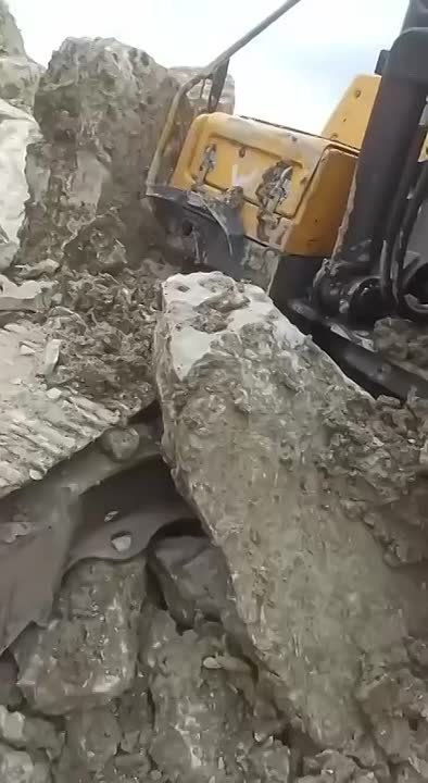 Скала обвалилась на экскаватор в Гергебильском районе во время работ по восстановлению дороги