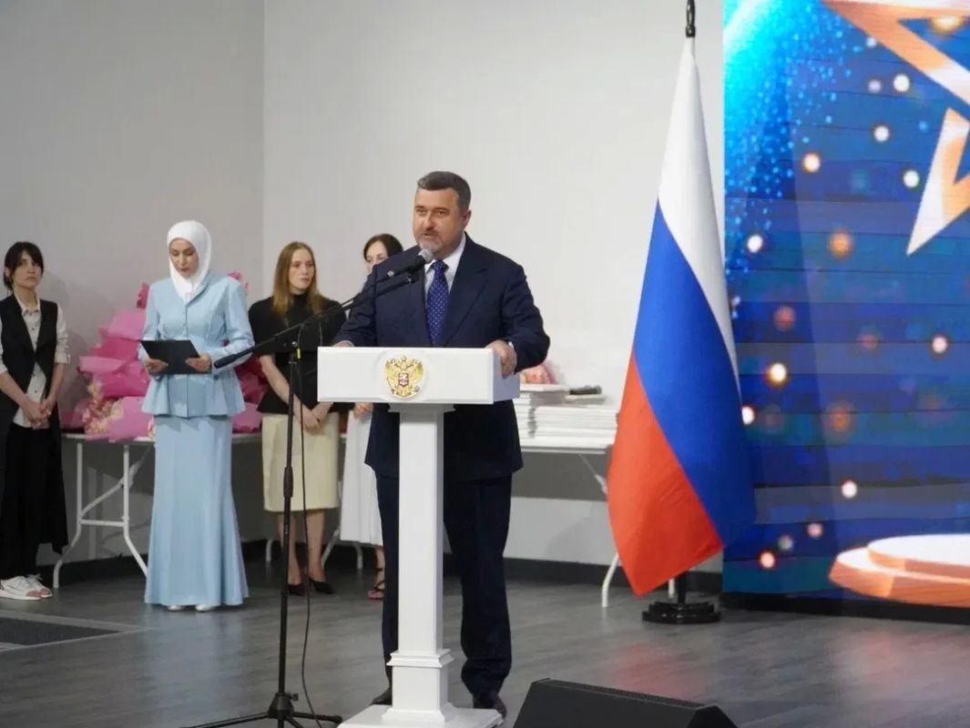 Врио Главы Республики Дагестан Фёдор Щукин вручил денежные сертификаты выдающимся выпускникам региона