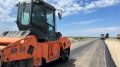 На дороге к Аграханскому заливу укладывают асфальт