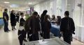 Многодетные родители Барият и Муталим Батырмурзаевы, воспитывающие восьмерых детей, пришли на голосование всей семьей