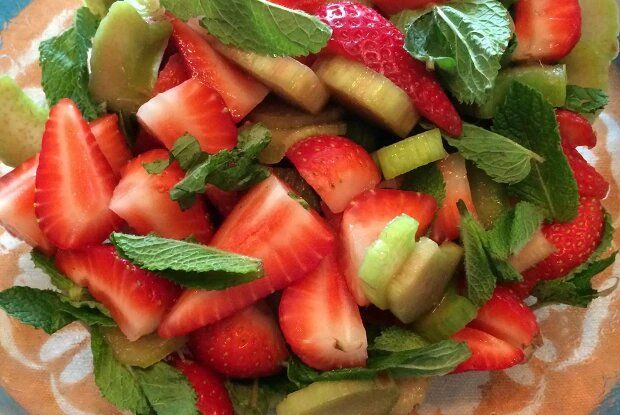 Нежный салат из ревеня и клубники: освежающий вкус для весеннего стола