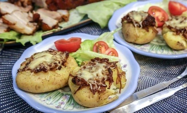 Покорите вкусы: идеальный гарнир из мятого картофеля с сыром и луком