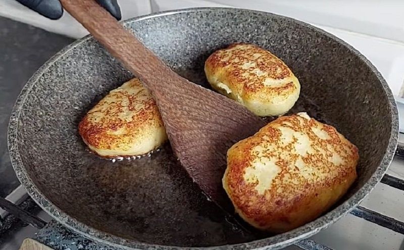 Нежные картофельные котлеты с мясной начинкой: простой рецепт для праздничного стола