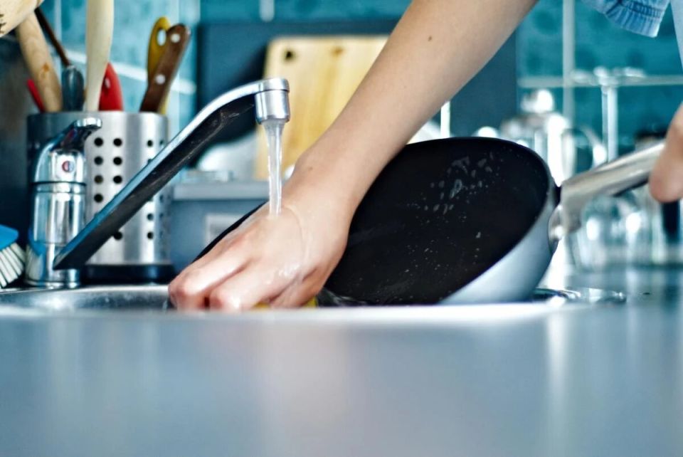 Чистота без горячей воды: 5 эффективных способов отмыть жир с посуды