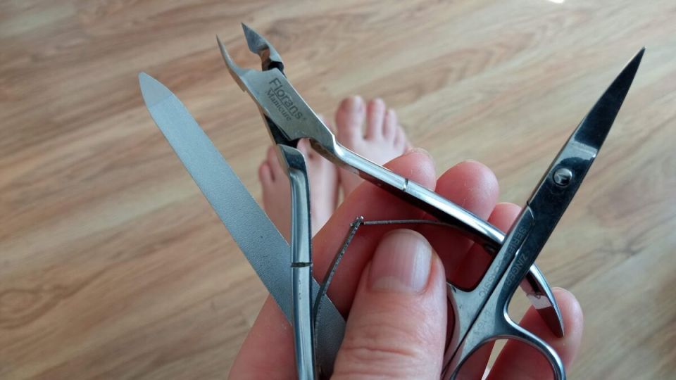 Легкие способы борьбы с толстыми ногтями и грубыми пятками
