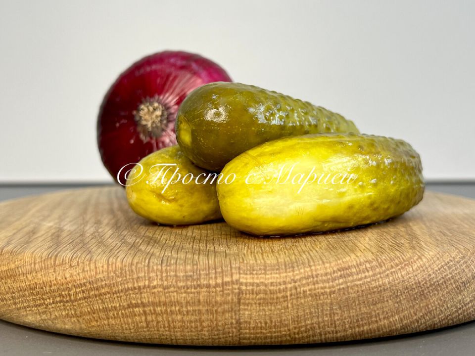 Салат из соленых огурцов: быстро, просто и вкусно