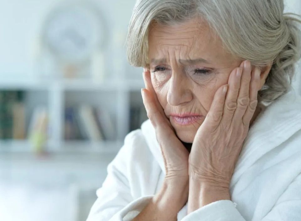 Почему пожилые родители остаются одни: разрыв связей в современном обществе