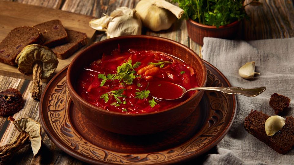 Добавляли один неожиданный продукт: в СССР настоящий борщ готовили только так