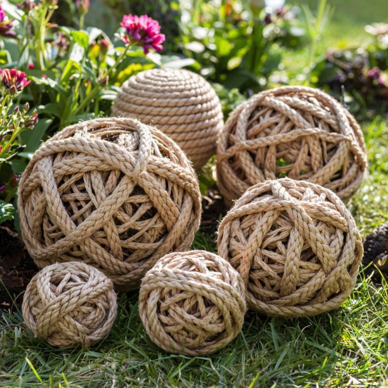 Креативный садовый декор: стильные шары из веревки и клея
