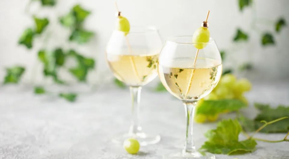Летнее настроение: как легко приготовить белый винный лимонад с двумя ингредиентами