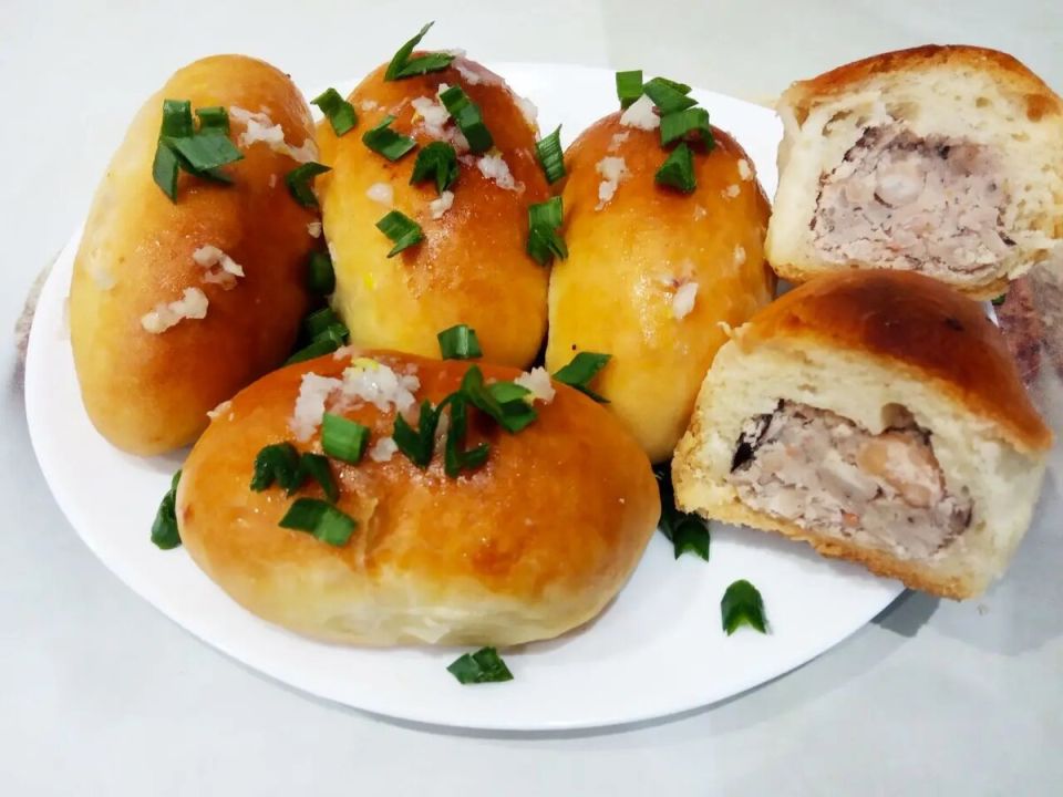 Пирожки с фасолевой начинкой и чесночной заливкой: старый рецепт в новом звучании