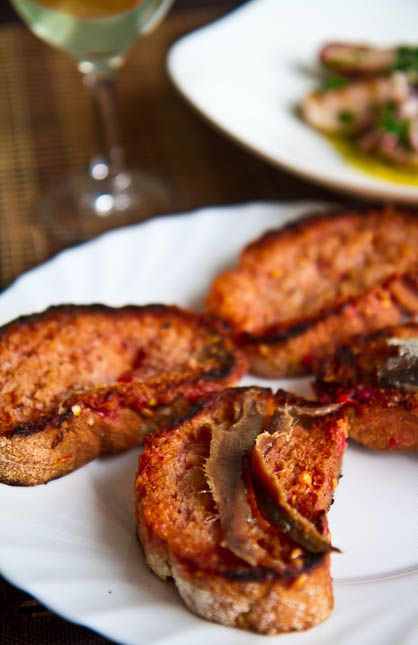 Незыблемая классика: простые и аппетитные ломтики хлеба с помидорами