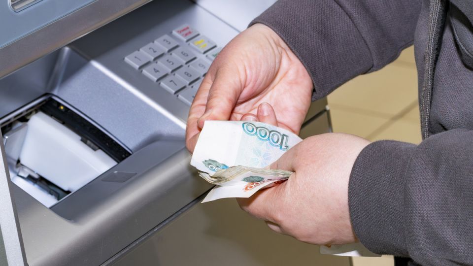 Как избежать неожиданных затрат: комиссии за снятие наличных в 2025 году