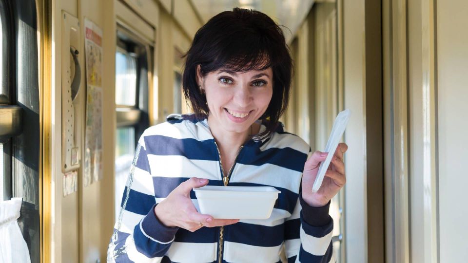 Сразу выдает невежу: в поездах это деликатное правило соблюдают лишь культурные люди