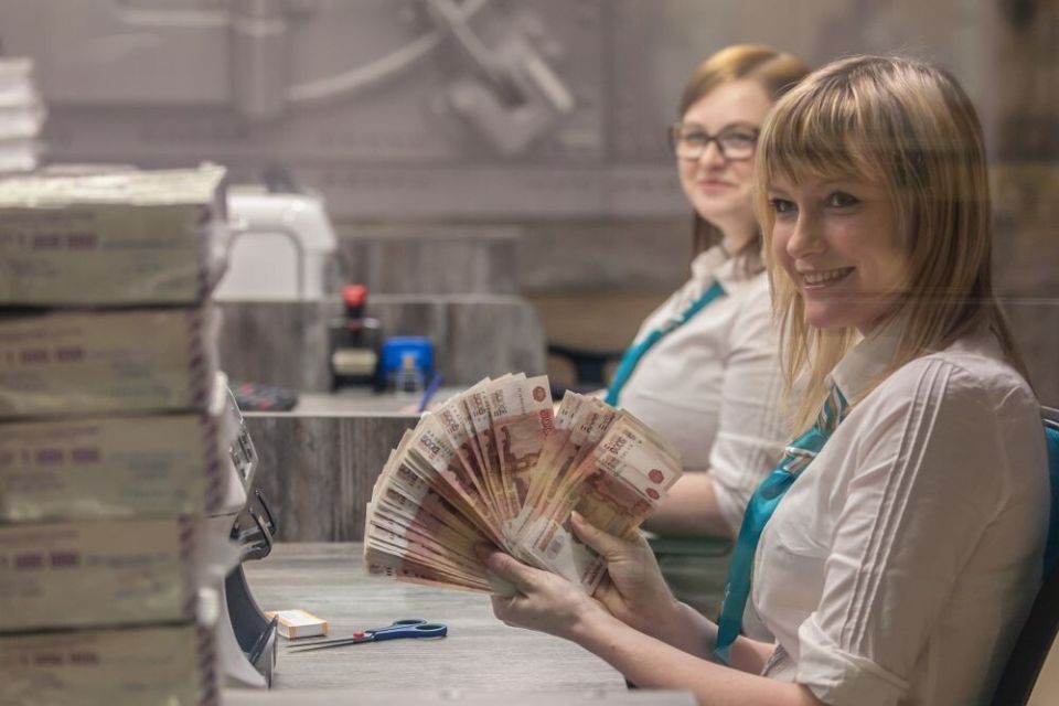 Пенсионерка потеряла миллион в банке из-за навязанного страхового полиса