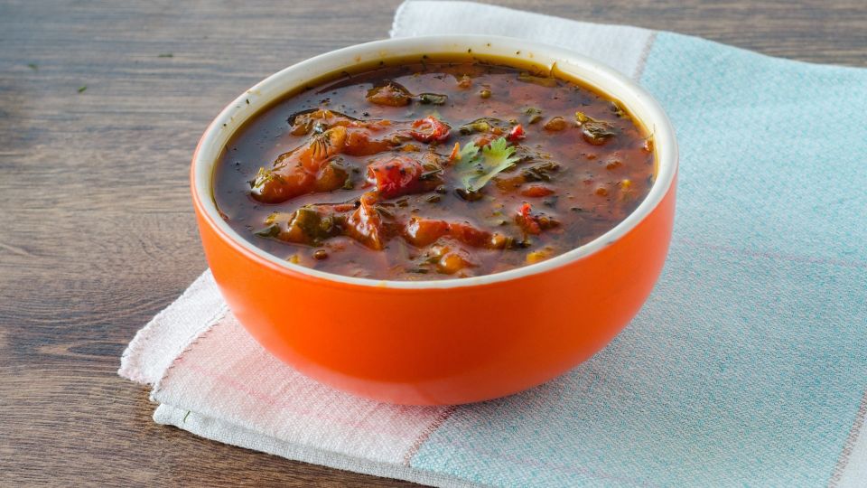 Больше не выбрасывайте свекольную ботву: сделаете из нее изумительный суп