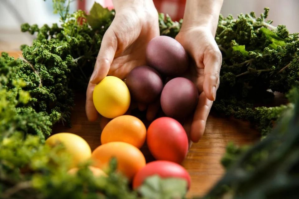 Пасхальные яйца в новом свете: яркие и натуральные идеи для креативного окрашивания