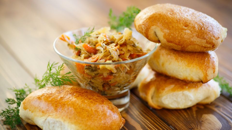 Если завалялась лишняя капуста: приготовьте воздушные пирожки за 30 минут