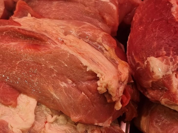 Как быстро разморозить мясо, если гости уже на пороге? Три проверенных способа