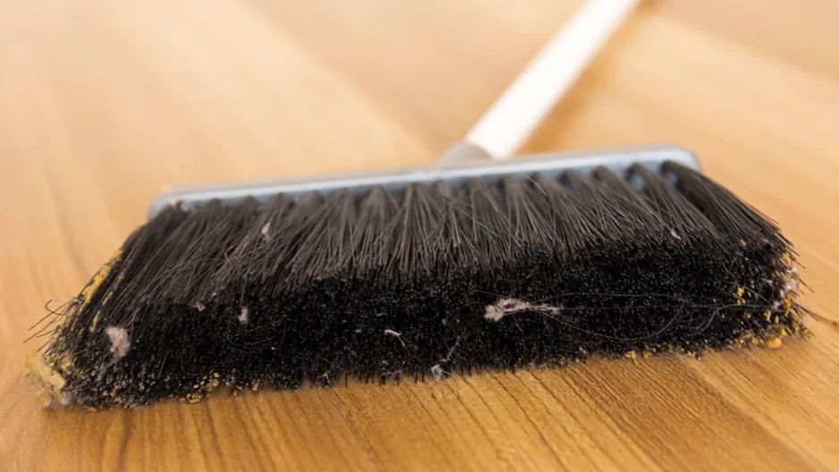 Секреты идеальной чистоты: как освежить вашу метлу с помощью простых средств