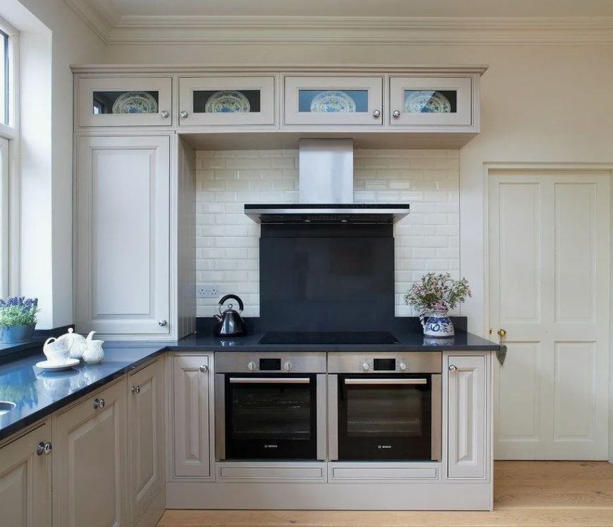 Зачем вытяжка над электрической духовкой: важные доводы для кухни