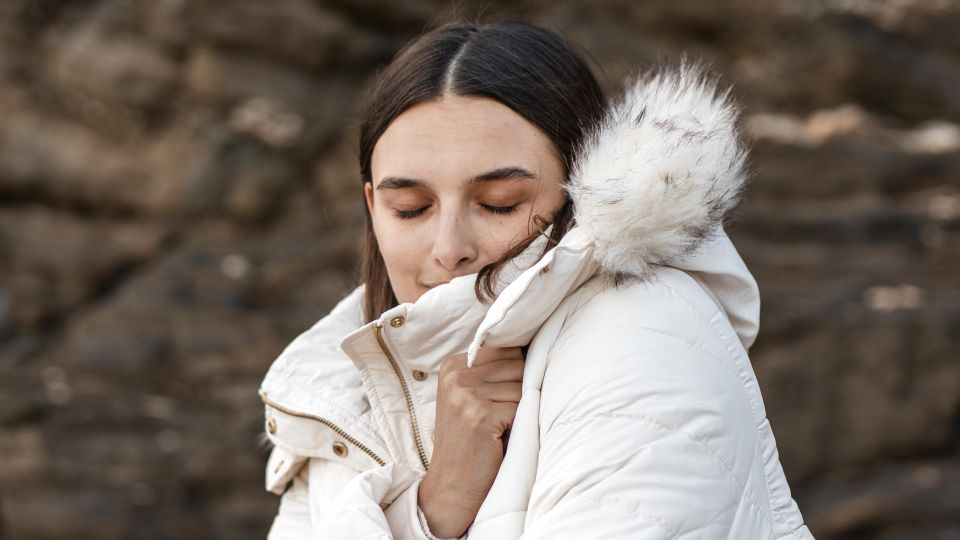 Сэкономите на химчистке: удалить пятна от косметики с пуховика проще, чем кажется