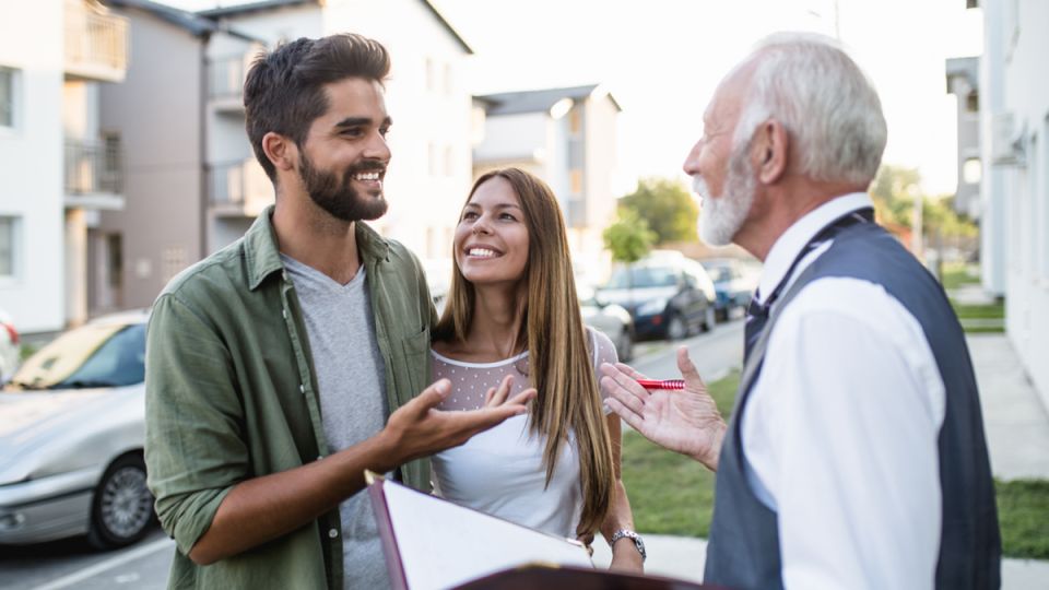 Покупка квартиры у пожилого человека в 2025 году: как избежать рисков недействительности сделки