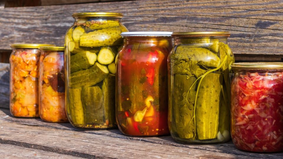 Мудрые хозяйки никогда не трут банки для закаток: чистят этим нехитрым способом