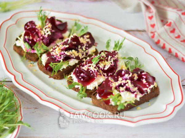 Летние закуски для вашего праздничного стола: вкусные бутерброды с яйцом