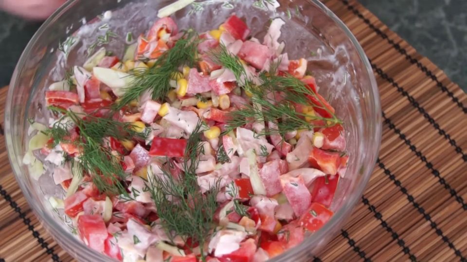 Забудьте о варке ингредиентов: этот сочный салат с курицей готовится за десять минут