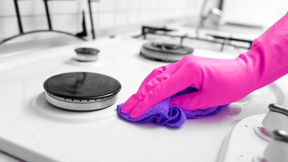 Плиту вместе с духовкой отмоете за 15 минут: блестеть будет как новая