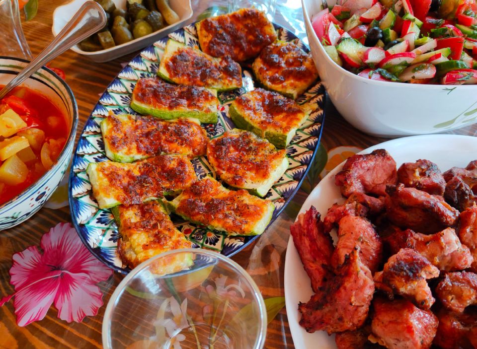 Летние приключения на даче: как шашлык, гости и свежие угощения собрали вместе