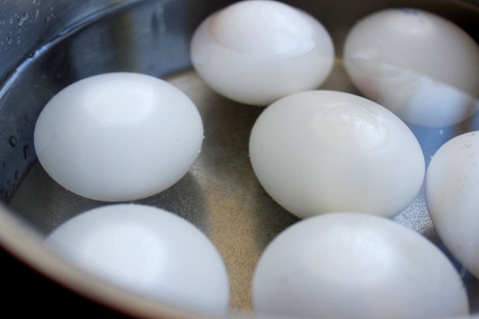 Необычная техника окрашивания пасхальных яиц с натуральными красителями