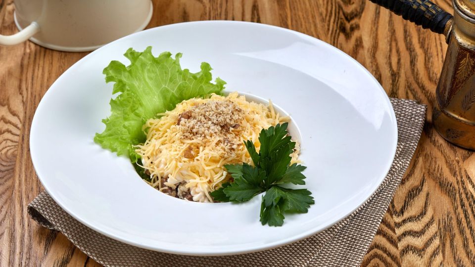 Шикарный салат из дешевых консервов: домочадцы сразу попросят добавки