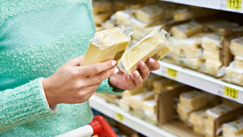 Этих трех ингредиентов не должно быть в сыре: ищите на упаковке