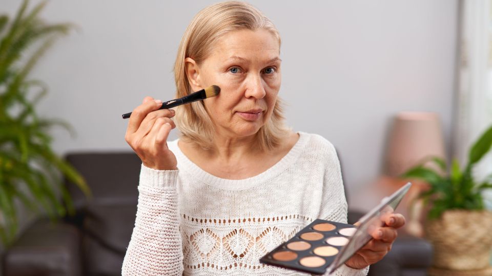 Только испортите макияж: тени этих оттенков лучше выбросить дамам за 50