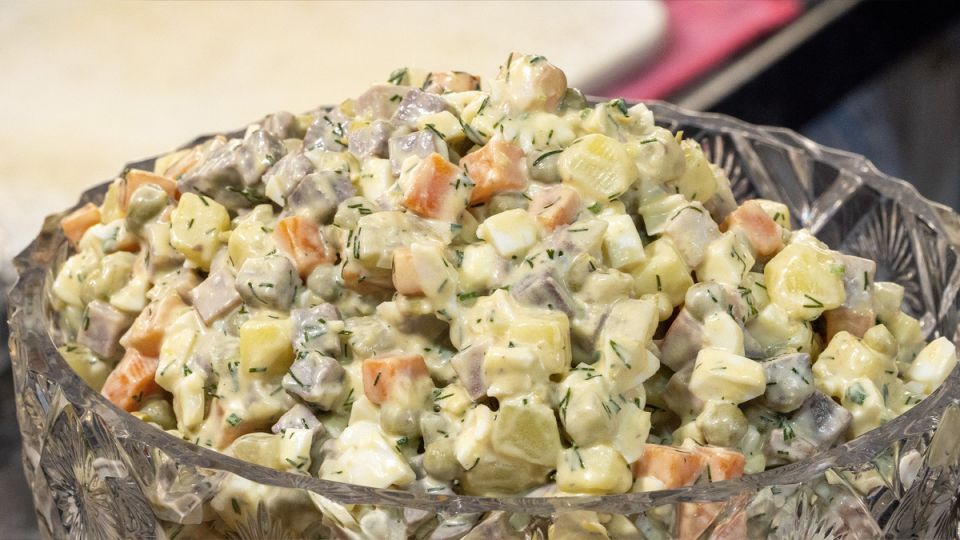 Как подготовить идеальный оливье для новогоднего стола в 2025 году