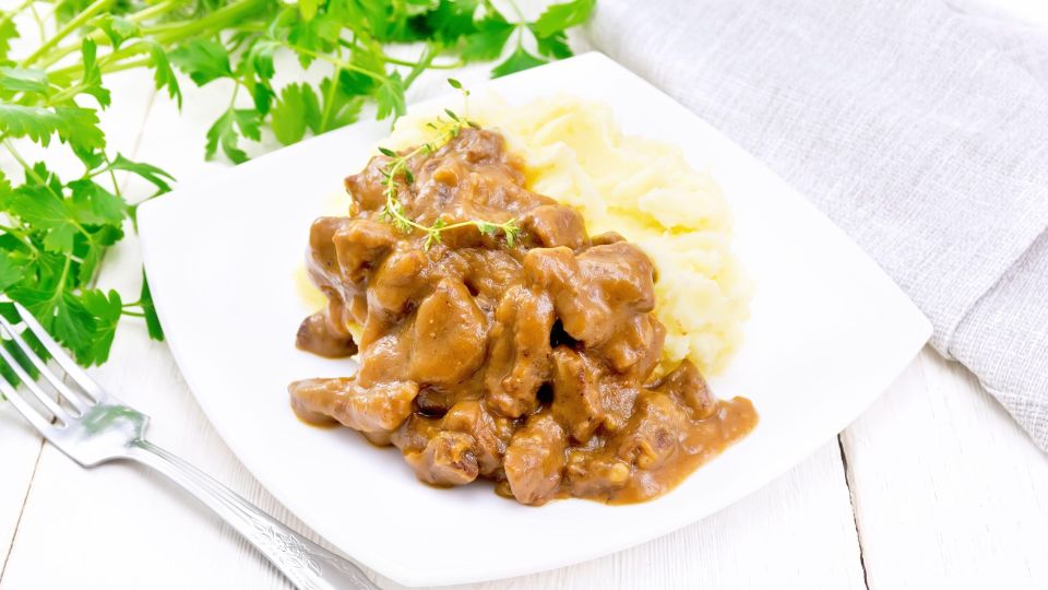 Как в детском саду: гуляш по этому рецепту будет таять во рту