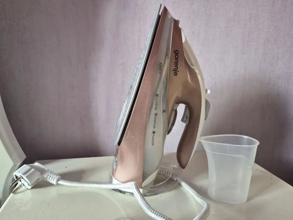 Как вернуть утюгу былое сияние: простые методы чистки подошвы без вреда