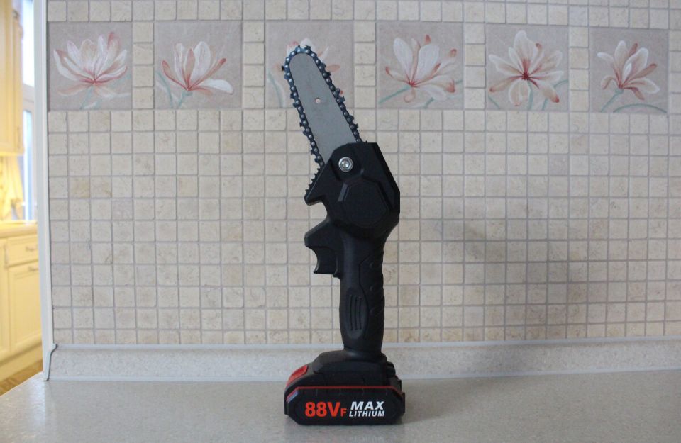 Маленькие помощники для идеального сада: бензопила и электрический секатор