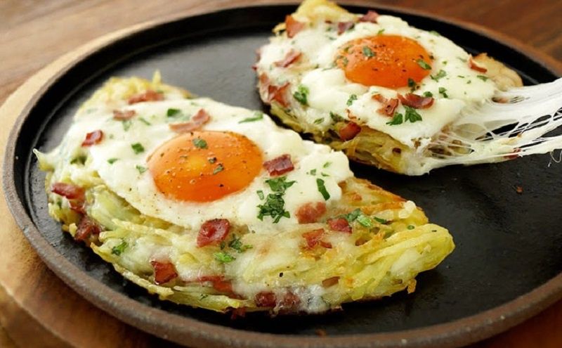 Вкусный завтрак за 10 минут: картошка, яйца и коричневый бекон