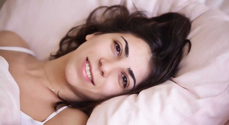 Как быстро убрать отек с лица утром, чтобы выглядеть свежо: проверенные лайфхаки