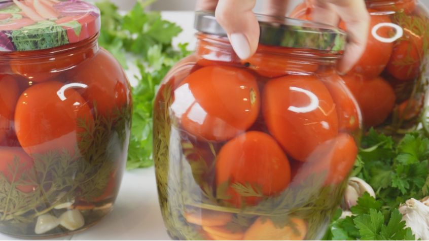 Как сохранить летние ароматы: идеальный рецепт маринованных помидоров