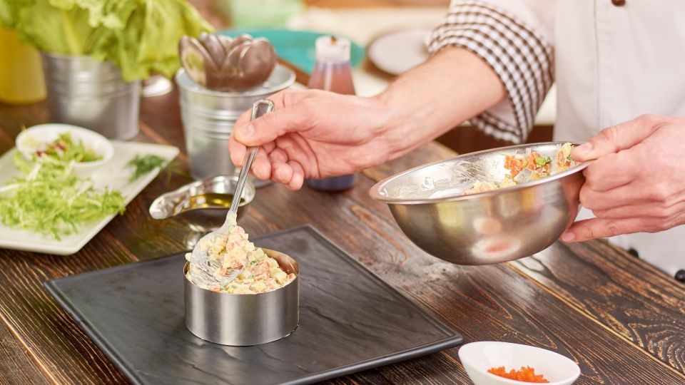 Забудьте о майонезе: с этой добавкой ваш оливье станет в разы вкуснее