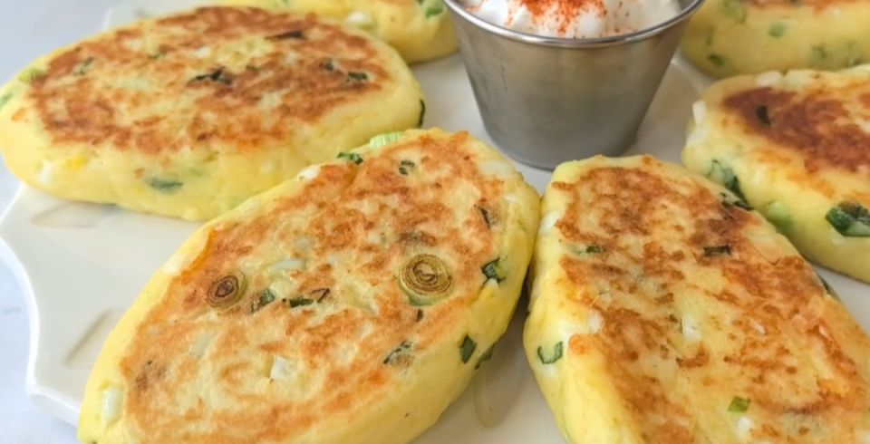 Летние пирожки с сыром и зелёным луком: наслаждение в каждом укусе