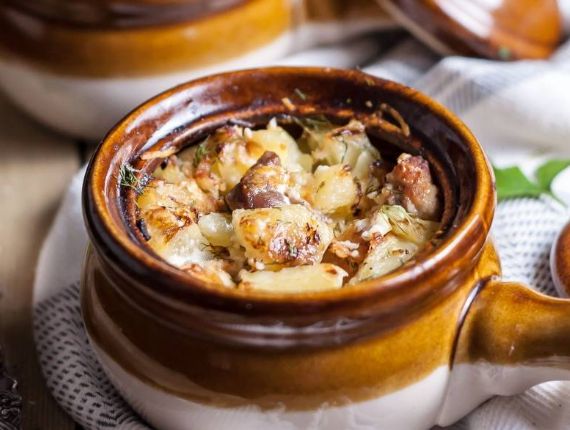 Откройте для себя волшебство курицы в горшочке с грибами